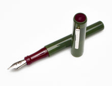 Load image into Gallery viewer, Model 03 Iterum Fountain Pen - Vintage Green Sweet Maroon